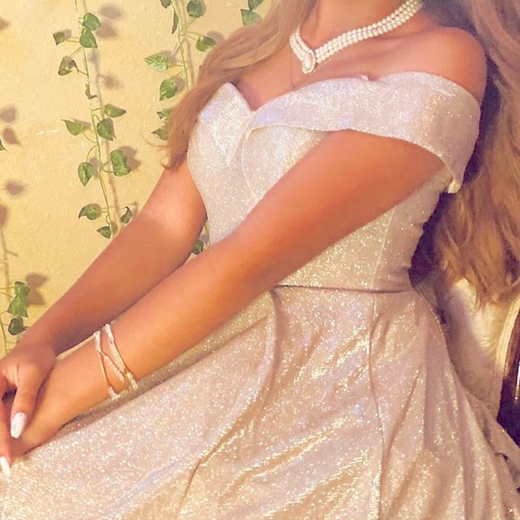 Sparkly knee drift dress, Off shoulder sleeves, round cut, Vneck cross over.👗 - Picture 3 of 3